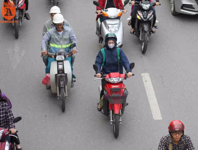 Khẩu trang, áo gió để giữ ấm khi tham gia giao thông Khẩu trang, áo gió để giữ ấm khi tham gia giao thông